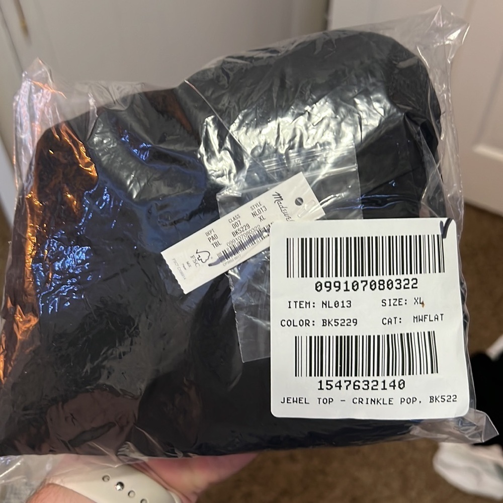 Madewell Embroidered Poplin Puff-Sleeve Cutout Crop Top in True Black - Picture 12 of 12